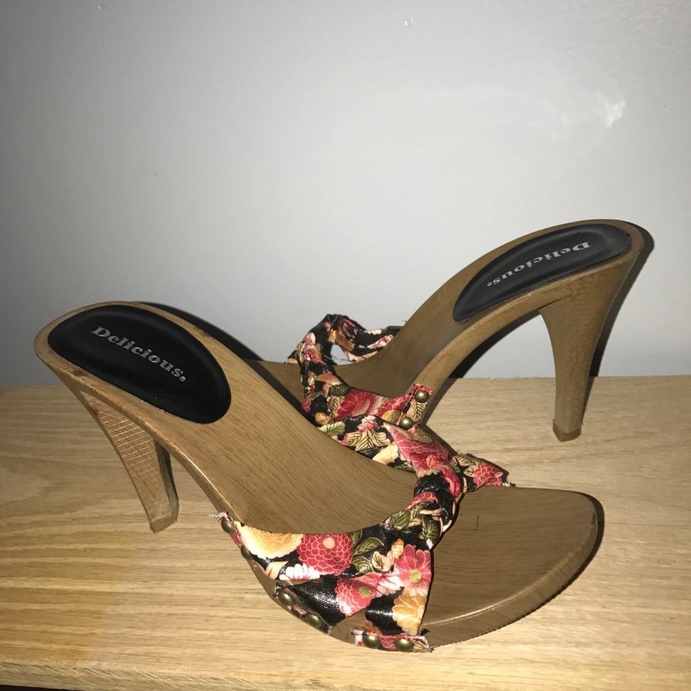 Delicious floral sandal heel size 8